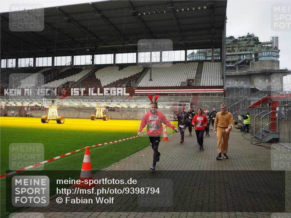 07.12.2025 - St. Pauli X-Mass-Run No. 15 Fabian Wolf http://msf.ph/oto/9398794 07.12.2025 10:54:34 Ziel 656, 1177, 1489, 2286, 2328, 2358, 2360, 2832, 3391, 3437 meine-sportfotos.de