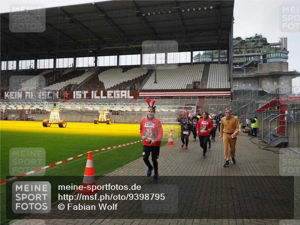 07.12.2025 - St. Pauli X-Mass-Run No. 15 Fabian Wolf http://msf.ph/oto/9398795 07.12.2025 10:54:34 Ziel 656, 1177, 1489, 2286, 2328, 2358, 2360, 2832, 3391, 3437 meine-sportfotos.de