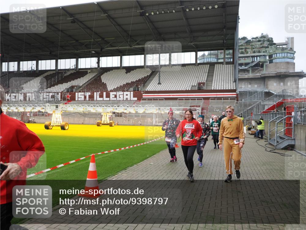07.12.2025 - St. Pauli X-Mass-Run No. 15 Fabian Wolf http://msf.ph/oto/9398797 07.12.2025 10:54:35 Ziel 656, 1177, 1489, 2286, 2328, 2358, 2360, 2832, 3391, 3437 meine-sportfotos.de