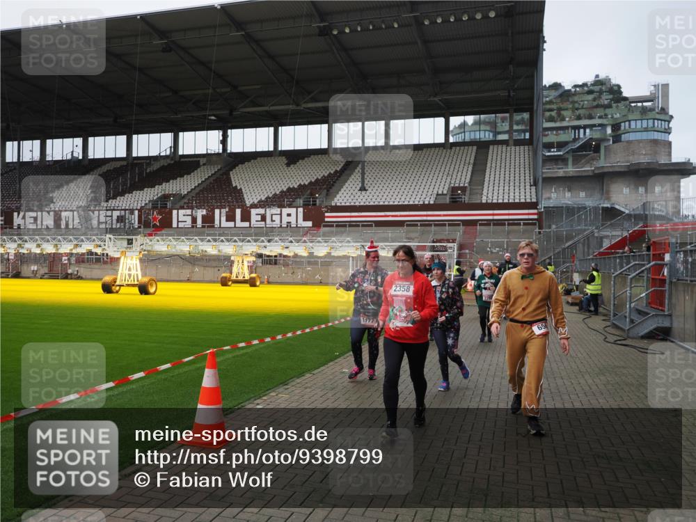07.12.2025 - St. Pauli X-Mass-Run No. 15 Fabian Wolf http://msf.ph/oto/9398799 07.12.2025 10:54:36 Ziel 656, 692, 1177, 1489, 2286, 2328, 2358, 2360, 2832, 3391, 3437 meine-sportfotos.de