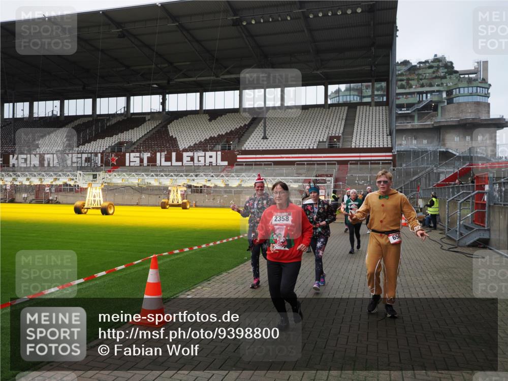 07.12.2025 - St. Pauli X-Mass-Run No. 15 Fabian Wolf http://msf.ph/oto/9398800 07.12.2025 10:54:36 Ziel 656, 692, 1177, 1489, 2286, 2328, 2358, 2360, 2832, 3391, 3437 meine-sportfotos.de