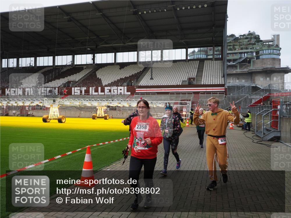 07.12.2025 - St. Pauli X-Mass-Run No. 15 Fabian Wolf http://msf.ph/oto/9398802 07.12.2025 10:54:36 Ziel 656, 692, 1177, 1489, 2286, 2328, 2358, 2360, 2832, 3391, 3437 meine-sportfotos.de