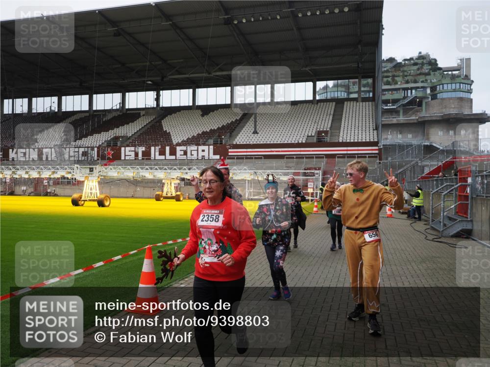 07.12.2025 - St. Pauli X-Mass-Run No. 15 Fabian Wolf http://msf.ph/oto/9398803 07.12.2025 10:54:37 Ziel 656, 692, 1177, 1489, 2286, 2328, 2358, 2360, 2832, 3391, 3437 meine-sportfotos.de