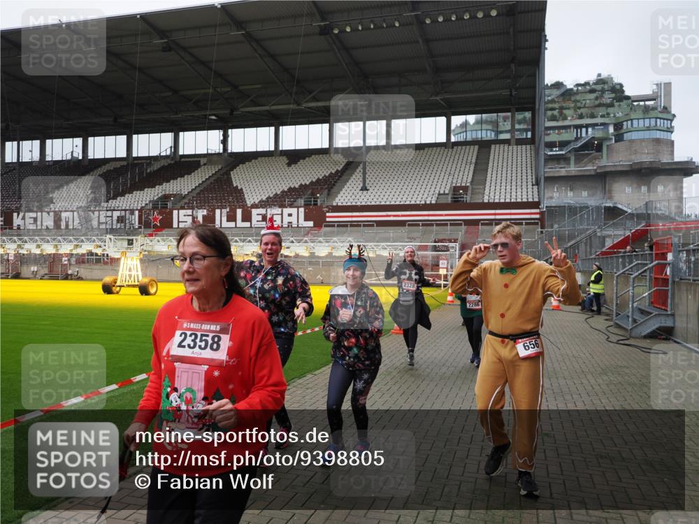 07.12.2025 - St. Pauli X-Mass-Run No. 15 Fabian Wolf http://msf.ph/oto/9398805 07.12.2025 10:54:37 Ziel 656, 692, 1177, 1489, 2286, 2328, 2358, 2360, 2832, 3391, 3437 meine-sportfotos.de