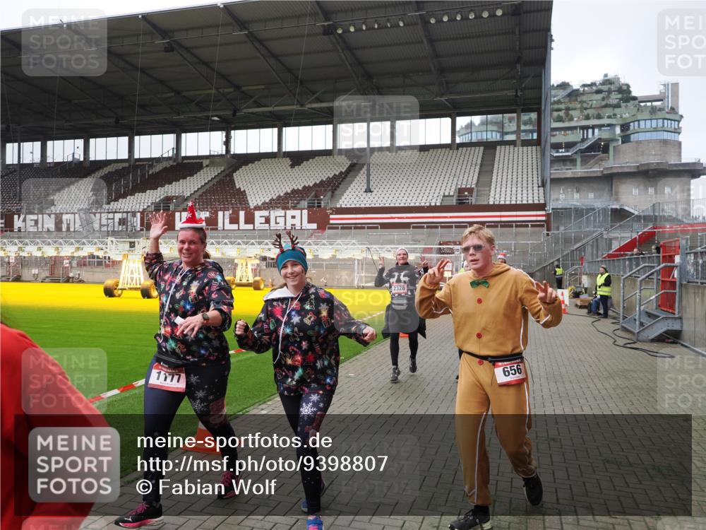 07.12.2025 - St. Pauli X-Mass-Run No. 15 Fabian Wolf http://msf.ph/oto/9398807 07.12.2025 10:54:37 Ziel 656, 692, 1177, 1489, 2286, 2328, 2358, 2360, 2832, 3391, 3437 meine-sportfotos.de