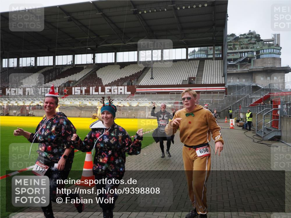 07.12.2025 - St. Pauli X-Mass-Run No. 15 Fabian Wolf http://msf.ph/oto/9398808 07.12.2025 10:54:38 Ziel 656, 692, 1177, 1489, 2286, 2328, 2358, 2360, 2832, 3391, 3437 meine-sportfotos.de