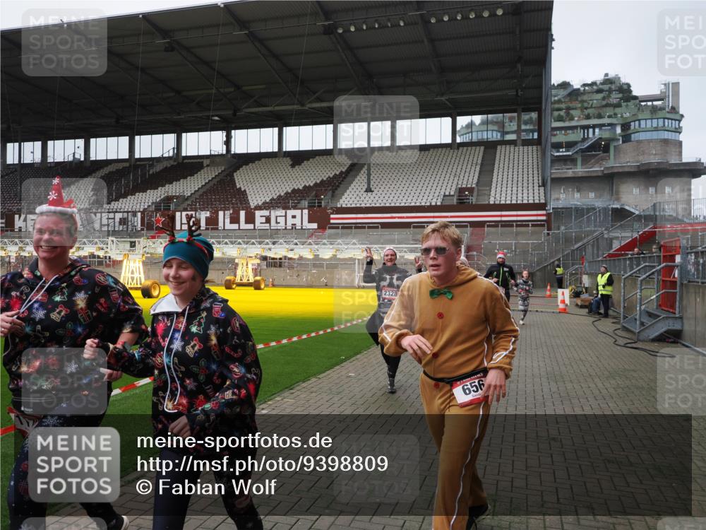 07.12.2025 - St. Pauli X-Mass-Run No. 15 Fabian Wolf http://msf.ph/oto/9398809 07.12.2025 10:54:38 Ziel 656, 692, 1177, 1489, 2286, 2328, 2358, 2360, 2832, 3391, 3437 meine-sportfotos.de