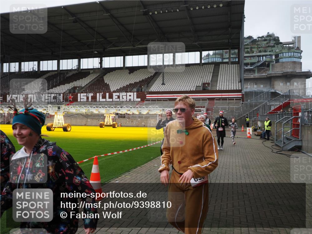 07.12.2025 - St. Pauli X-Mass-Run No. 15 Fabian Wolf http://msf.ph/oto/9398810 07.12.2025 10:54:38 Ziel 656, 692, 1177, 1489, 2286, 2328, 2358, 2360, 2832, 3391, 3437 meine-sportfotos.de