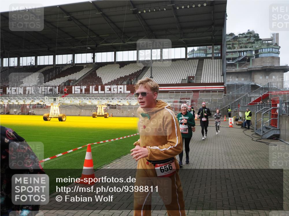 07.12.2025 - St. Pauli X-Mass-Run No. 15 Fabian Wolf http://msf.ph/oto/9398811 07.12.2025 10:54:38 Ziel 656, 692, 1177, 1489, 2286, 2328, 2358, 2360, 2832, 3391, 3437 meine-sportfotos.de