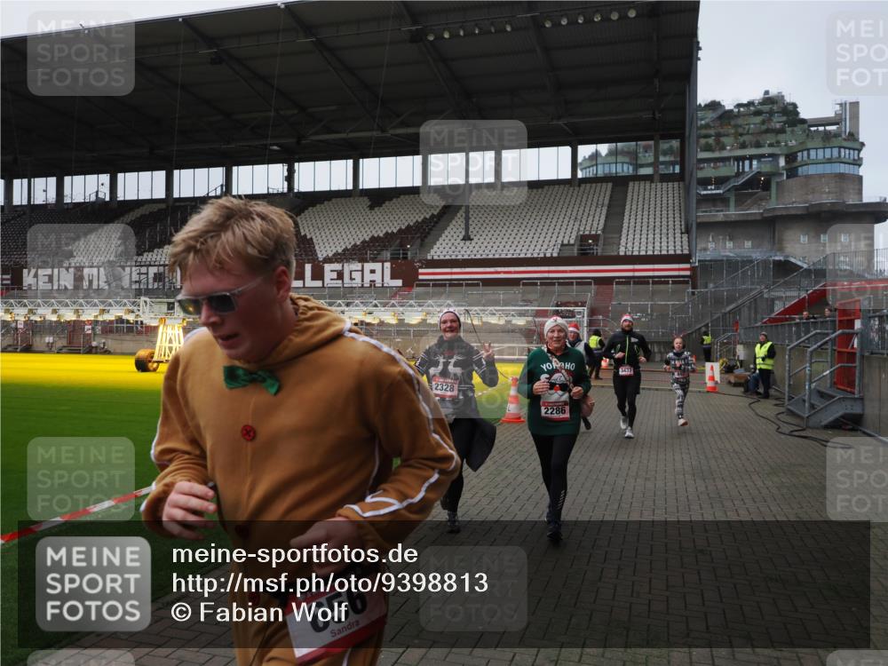 07.12.2025 - St. Pauli X-Mass-Run No. 15 Fabian Wolf http://msf.ph/oto/9398813 07.12.2025 10:54:39 Ziel 656, 692, 1177, 2286, 2328, 2358, 2360, 2832, 3391, 3437 meine-sportfotos.de