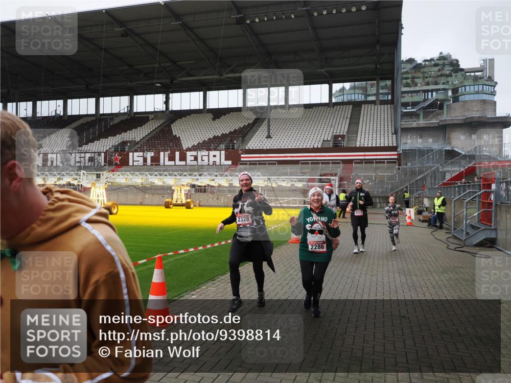 07.12.2025 - St. Pauli X-Mass-Run No. 15 Fabian Wolf http://msf.ph/oto/9398814 07.12.2025 10:54:39 Ziel 656, 692, 1177, 2286, 2328, 2358, 2360, 2832, 3391, 3437 meine-sportfotos.de