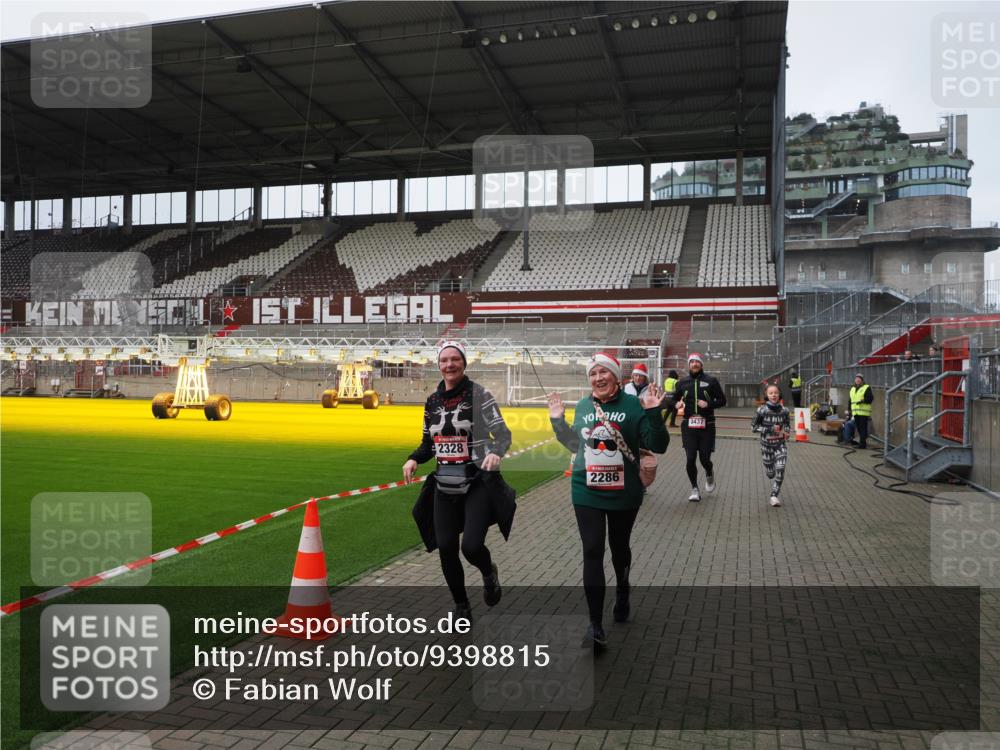 07.12.2025 - St. Pauli X-Mass-Run No. 15 Fabian Wolf http://msf.ph/oto/9398815 07.12.2025 10:54:39 Ziel 656, 692, 1177, 2286, 2328, 2358, 2360, 2832, 3391, 3437 meine-sportfotos.de