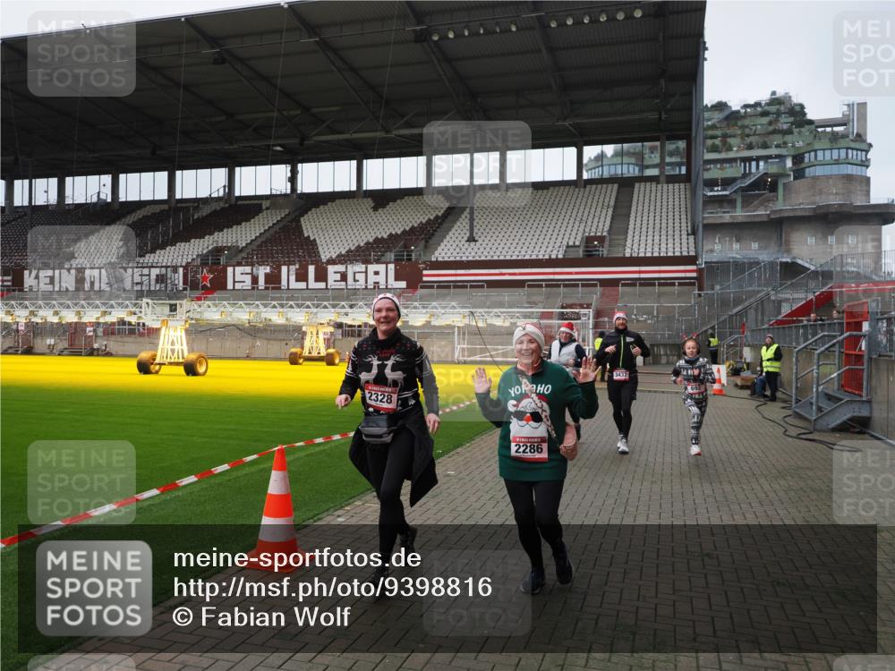 07.12.2025 - St. Pauli X-Mass-Run No. 15 Fabian Wolf http://msf.ph/oto/9398816 07.12.2025 10:54:39 Ziel 656, 692, 1177, 2286, 2328, 2358, 2360, 2832, 3391, 3437 meine-sportfotos.de