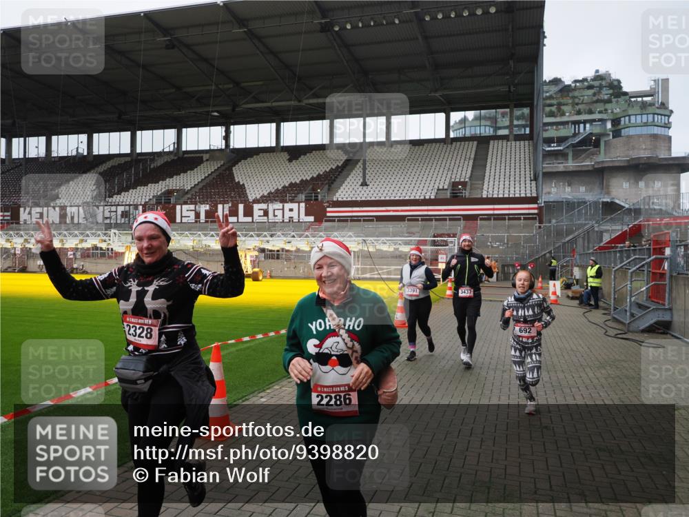 07.12.2025 - St. Pauli X-Mass-Run No. 15 Fabian Wolf http://msf.ph/oto/9398820 07.12.2025 10:54:40 Ziel 656, 692, 1177, 2286, 2328, 2358, 2360, 2832, 3391, 3437 meine-sportfotos.de