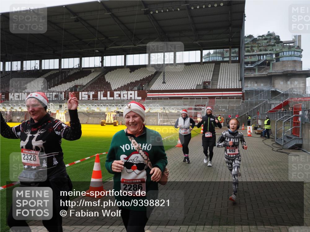 07.12.2025 - St. Pauli X-Mass-Run No. 15 Fabian Wolf http://msf.ph/oto/9398821 07.12.2025 10:54:40 Ziel 656, 692, 1177, 2286, 2328, 2358, 2360, 2832, 3391, 3437 meine-sportfotos.de