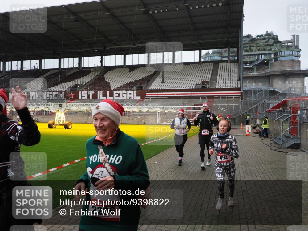 07.12.2025 - St. Pauli X-Mass-Run No. 15 Fabian Wolf http://msf.ph/oto/9398822 07.12.2025 10:54:40 Ziel 656, 692, 1177, 2286, 2328, 2358, 2360, 2832, 3391, 3437 meine-sportfotos.de