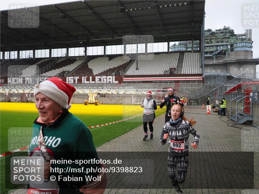 07.12.2025 - St. Pauli X-Mass-Run No. 15 Fabian Wolf http://msf.ph/oto/9398823 07.12.2025 10:54:41 Ziel 656, 692, 1177, 2286, 2328, 2358, 2360, 2832, 3391, 3437 meine-sportfotos.de