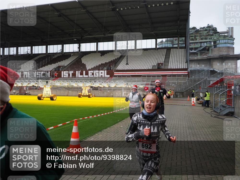07.12.2025 - St. Pauli X-Mass-Run No. 15 Fabian Wolf http://msf.ph/oto/9398824 07.12.2025 10:54:41 Ziel 656, 692, 1177, 2286, 2328, 2358, 2360, 2832, 3391, 3437 meine-sportfotos.de
