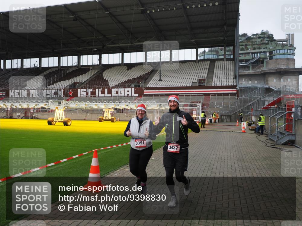 07.12.2025 - St. Pauli X-Mass-Run No. 15 Fabian Wolf http://msf.ph/oto/9398830 07.12.2025 10:54:42 Ziel 656, 692, 1177, 2286, 2328, 2358, 2360, 2832, 3391, 3437 meine-sportfotos.de