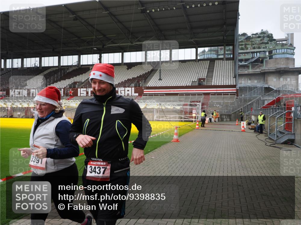 07.12.2025 - St. Pauli X-Mass-Run No. 15 Fabian Wolf http://msf.ph/oto/9398835 07.12.2025 10:54:43 Ziel 656, 692, 1177, 2286, 2328, 2358, 2360, 2832, 3391, 3437 meine-sportfotos.de
