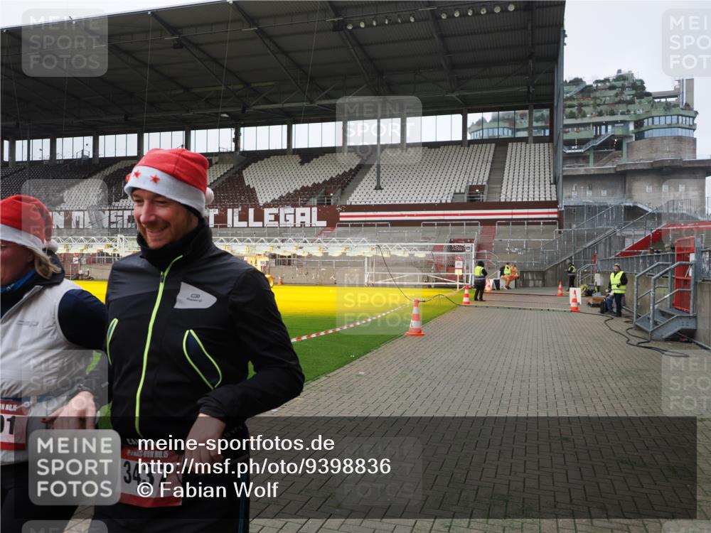 07.12.2025 - St. Pauli X-Mass-Run No. 15 Fabian Wolf http://msf.ph/oto/9398836 07.12.2025 10:54:43 Ziel 656, 692, 1177, 2286, 2328, 2358, 2360, 2832, 3391, 3437 meine-sportfotos.de