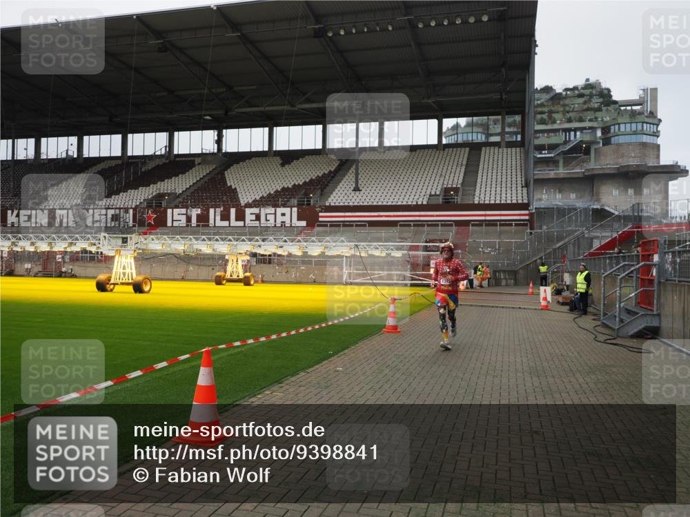 07.12.2025 - St. Pauli X-Mass-Run No. 15 Fabian Wolf http://msf.ph/oto/9398841 07.12.2025 10:54:53 Ziel 692, 1393 meine-sportfotos.de