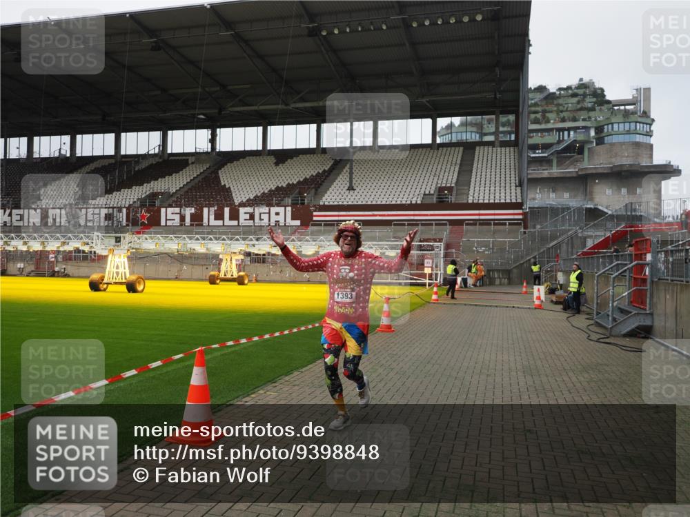 07.12.2025 - St. Pauli X-Mass-Run No. 15 Fabian Wolf http://msf.ph/oto/9398848 07.12.2025 10:54:55 Ziel 692, 1393 meine-sportfotos.de