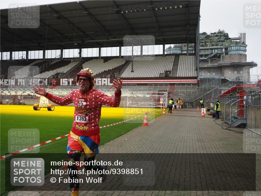 07.12.2025 - St. Pauli X-Mass-Run No. 15 Fabian Wolf http://msf.ph/oto/9398851 07.12.2025 10:54:55 Ziel 692, 1393 meine-sportfotos.de