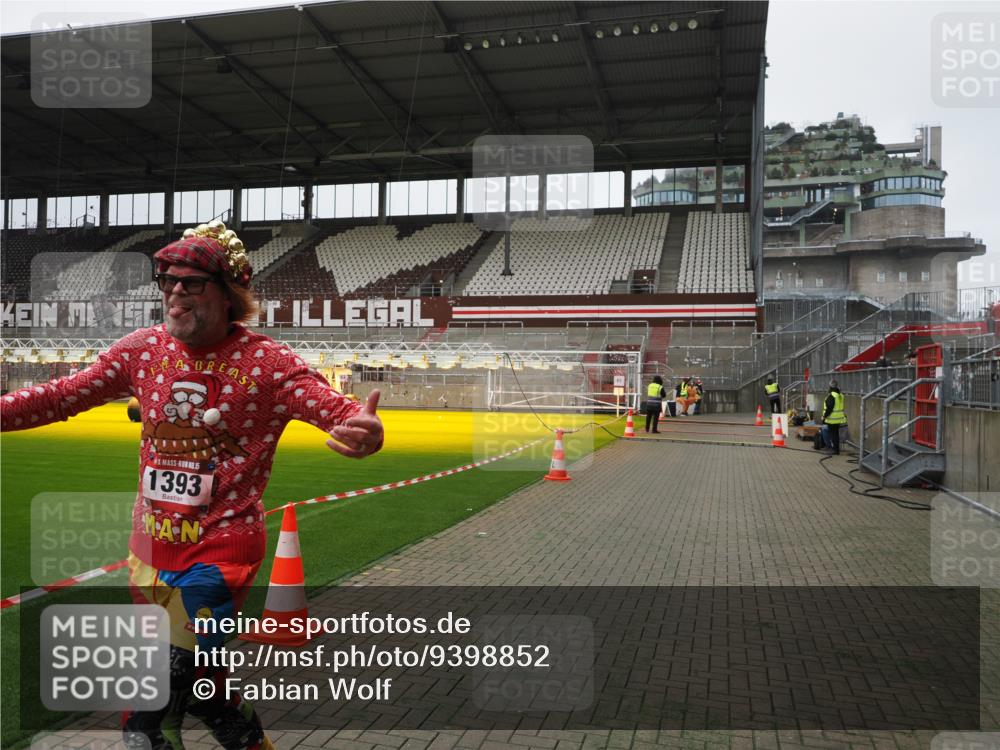 07.12.2025 - St. Pauli X-Mass-Run No. 15 Fabian Wolf http://msf.ph/oto/9398852 07.12.2025 10:54:56 Ziel 692, 1393 meine-sportfotos.de