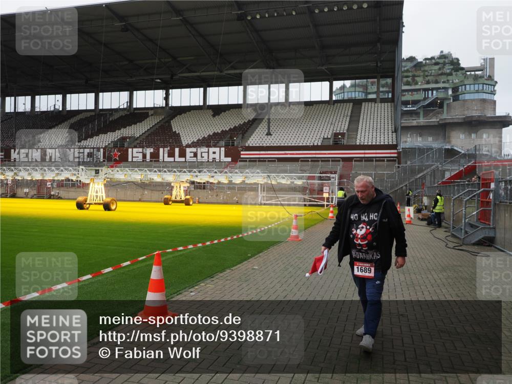 07.12.2025 - St. Pauli X-Mass-Run No. 15 Fabian Wolf http://msf.ph/oto/9398871 07.12.2025 10:55:23 Ziel 1689 meine-sportfotos.de