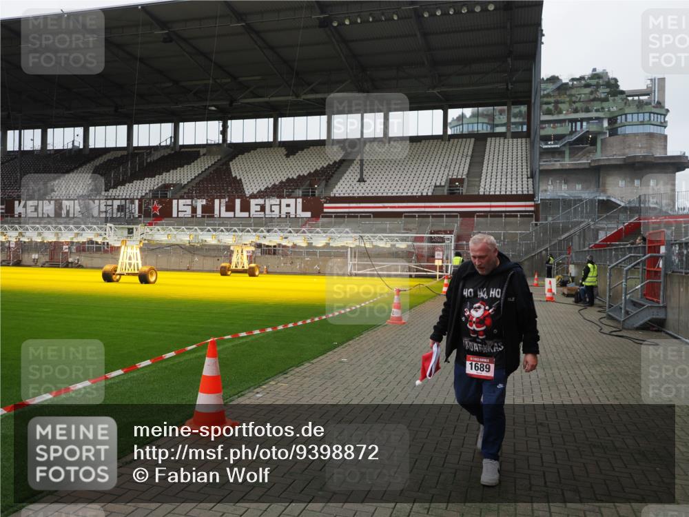 07.12.2025 - St. Pauli X-Mass-Run No. 15 Fabian Wolf http://msf.ph/oto/9398872 07.12.2025 10:55:24 Ziel 1689 meine-sportfotos.de