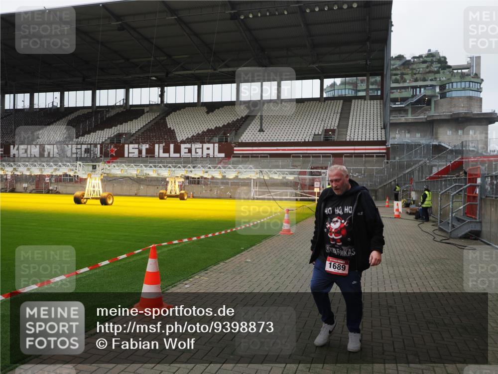 07.12.2025 - St. Pauli X-Mass-Run No. 15 Fabian Wolf http://msf.ph/oto/9398873 07.12.2025 10:55:24 Ziel 1689 meine-sportfotos.de