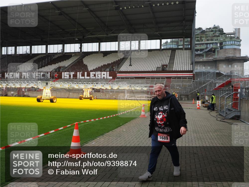 07.12.2025 - St. Pauli X-Mass-Run No. 15 Fabian Wolf http://msf.ph/oto/9398874 07.12.2025 10:55:24 Ziel 1689 meine-sportfotos.de