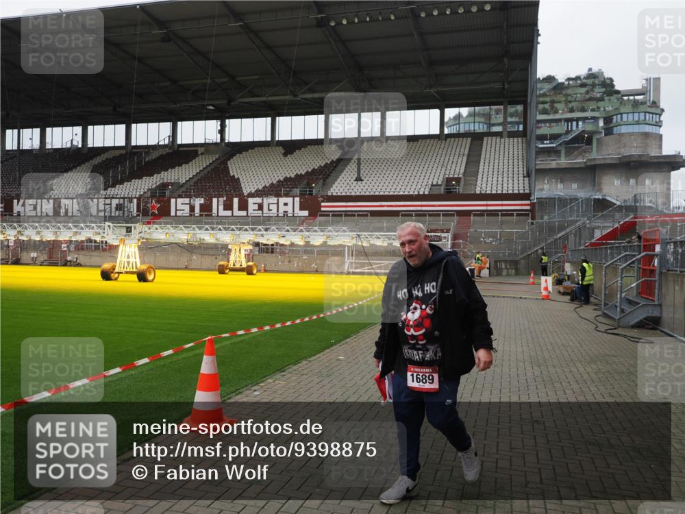 07.12.2025 - St. Pauli X-Mass-Run No. 15 Fabian Wolf http://msf.ph/oto/9398875 07.12.2025 10:55:24 Ziel 1689 meine-sportfotos.de
