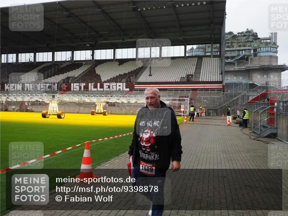07.12.2025 - St. Pauli X-Mass-Run No. 15 Fabian Wolf http://msf.ph/oto/9398878 07.12.2025 10:55:25 Ziel  meine-sportfotos.de