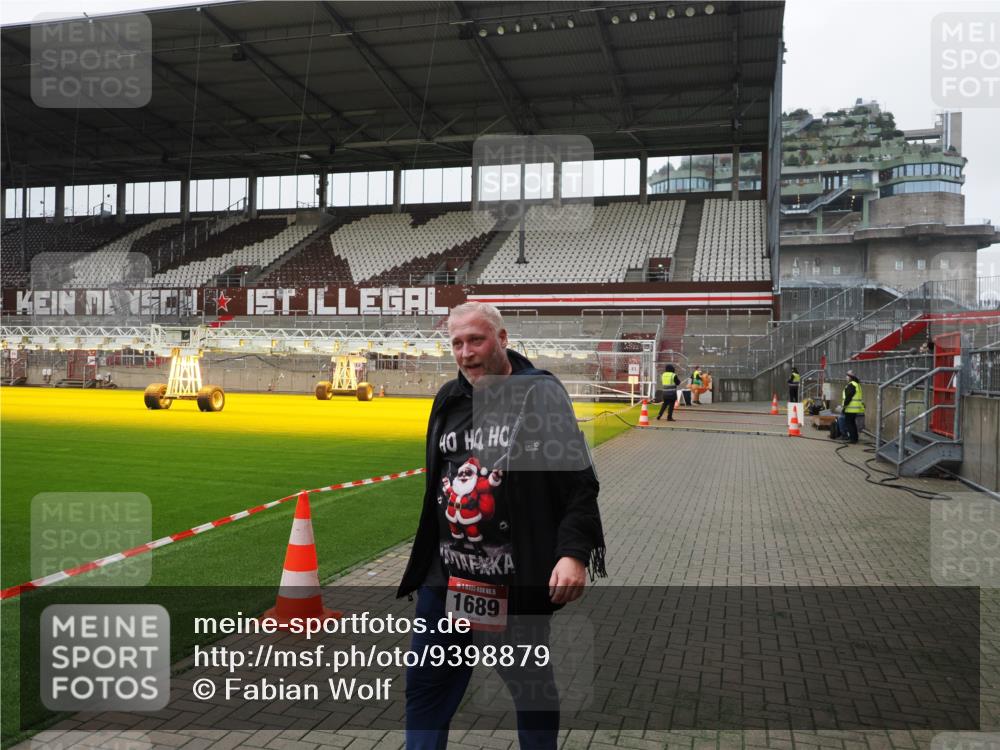 07.12.2025 - St. Pauli X-Mass-Run No. 15 Fabian Wolf http://msf.ph/oto/9398879 07.12.2025 10:55:25 Ziel  meine-sportfotos.de