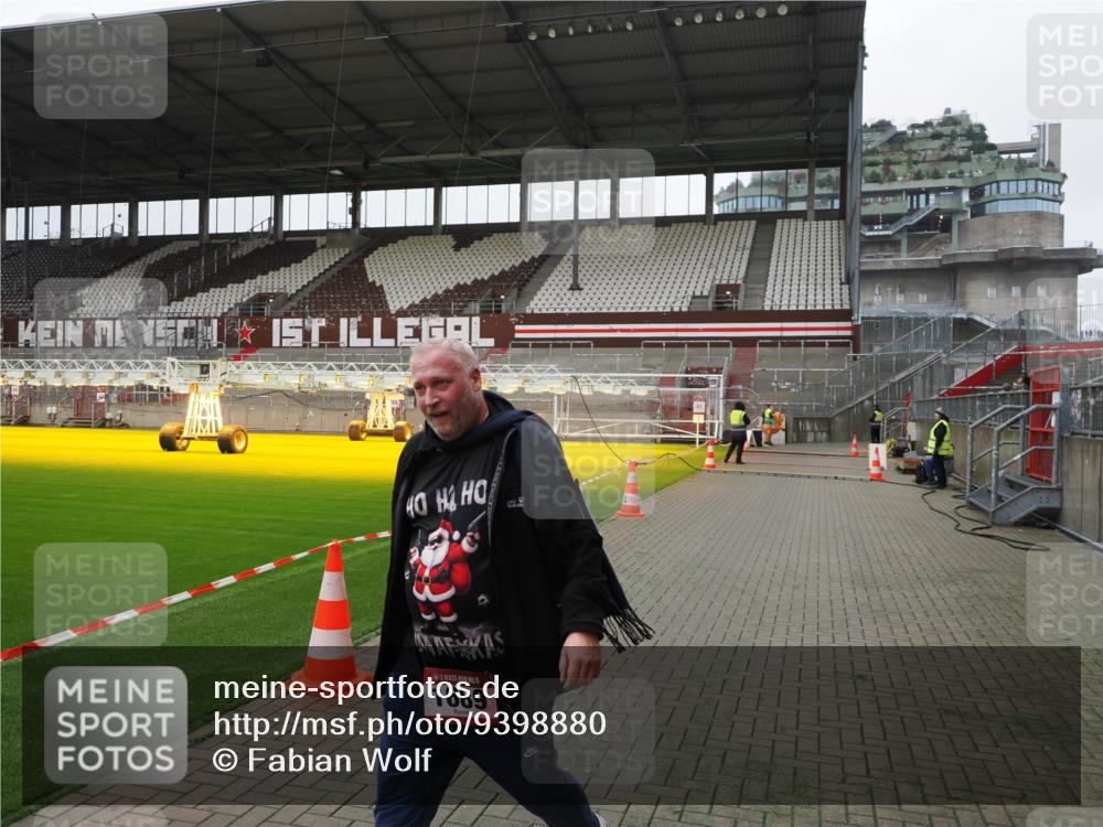 07.12.2025 - St. Pauli X-Mass-Run No. 15 Fabian Wolf http://msf.ph/oto/9398880 07.12.2025 10:55:25 Ziel  meine-sportfotos.de
