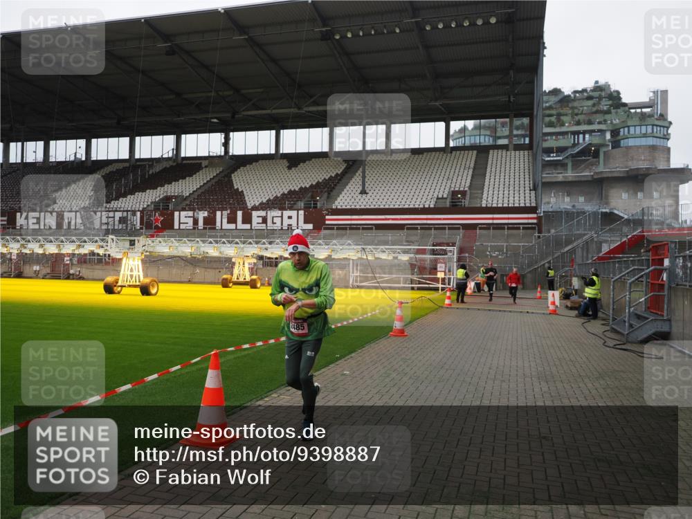 07.12.2025 - St. Pauli X-Mass-Run No. 15 Fabian Wolf http://msf.ph/oto/9398887 07.12.2025 10:55:55 Ziel 2485, 4493 meine-sportfotos.de