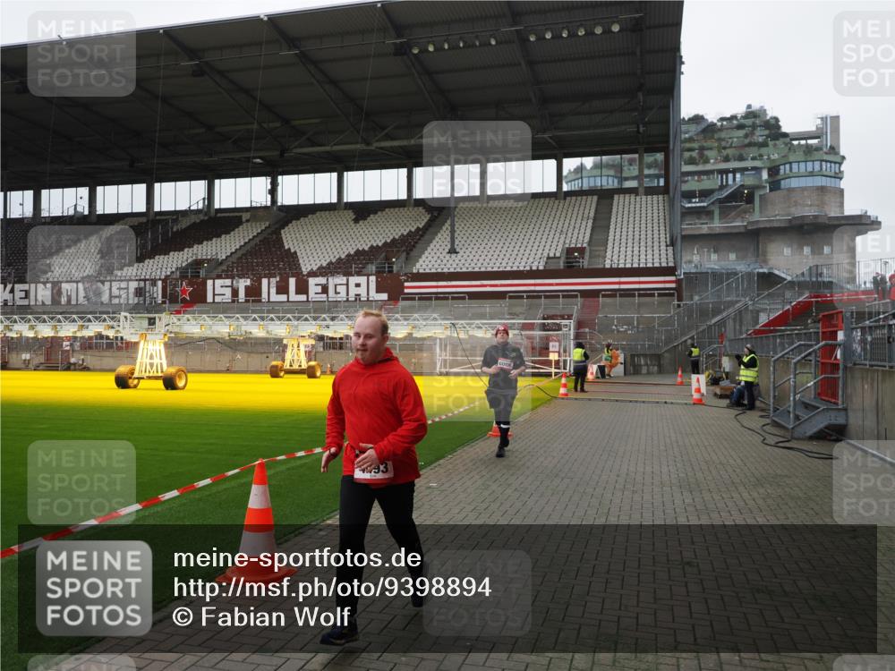 07.12.2025 - St. Pauli X-Mass-Run No. 15 Fabian Wolf http://msf.ph/oto/9398894 07.12.2025 10:56:02 Ziel 2485, 4493 meine-sportfotos.de