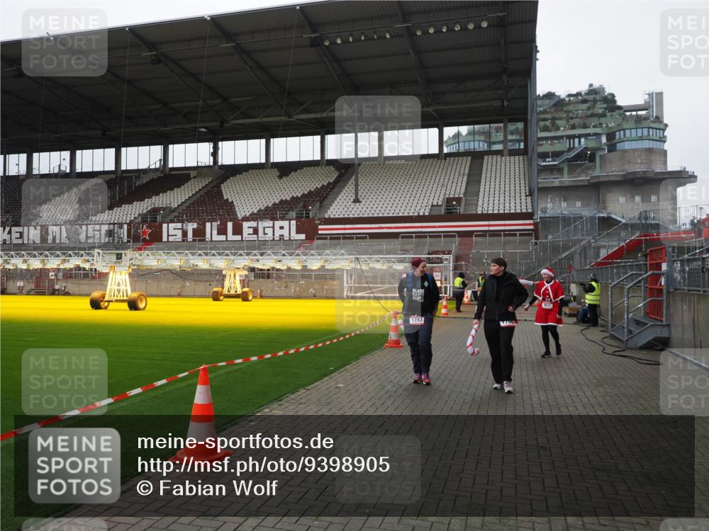 07.12.2025 - St. Pauli X-Mass-Run No. 15 Fabian Wolf http://msf.ph/oto/9398905 07.12.2025 10:56:18 Ziel 951, 955, 1790, 1793 meine-sportfotos.de