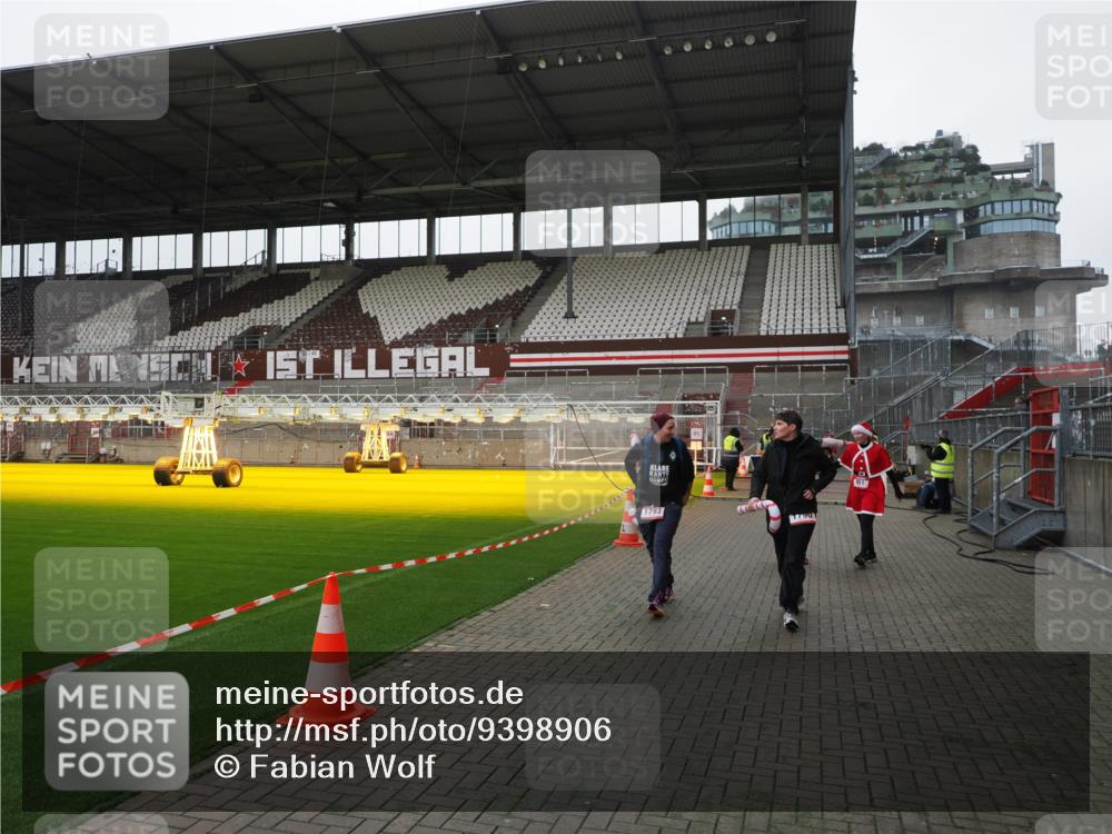 07.12.2025 - St. Pauli X-Mass-Run No. 15 Fabian Wolf http://msf.ph/oto/9398906 07.12.2025 10:56:18 Ziel 951, 955, 1790, 1793 meine-sportfotos.de