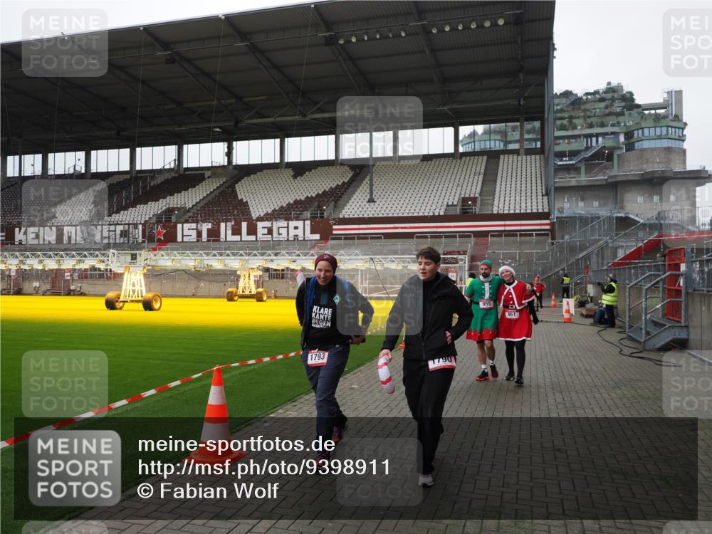 07.12.2025 - St. Pauli X-Mass-Run No. 15 Fabian Wolf http://msf.ph/oto/9398911 07.12.2025 10:56:20 Ziel 951, 955, 1790, 1793, 2170, 4063 meine-sportfotos.de