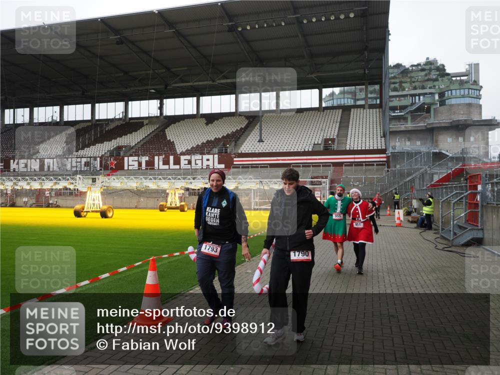 07.12.2025 - St. Pauli X-Mass-Run No. 15 Fabian Wolf http://msf.ph/oto/9398912 07.12.2025 10:56:21 Ziel 951, 955, 1790, 1793, 2170, 4063, 4146 meine-sportfotos.de