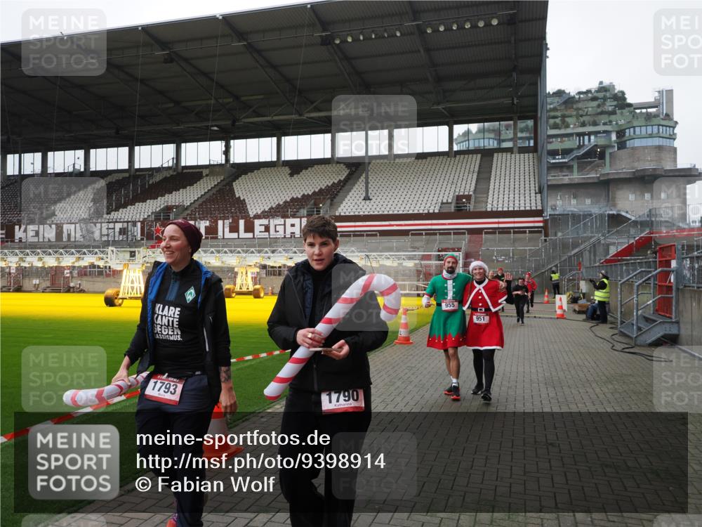 07.12.2025 - St. Pauli X-Mass-Run No. 15 Fabian Wolf http://msf.ph/oto/9398914 07.12.2025 10:56:22 Ziel 951, 955, 1790, 1793, 2170, 4063, 4146 meine-sportfotos.de