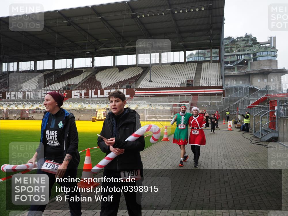07.12.2025 - St. Pauli X-Mass-Run No. 15 Fabian Wolf http://msf.ph/oto/9398915 07.12.2025 10:56:22 Ziel 951, 955, 1790, 1793, 2170, 4063, 4146 meine-sportfotos.de