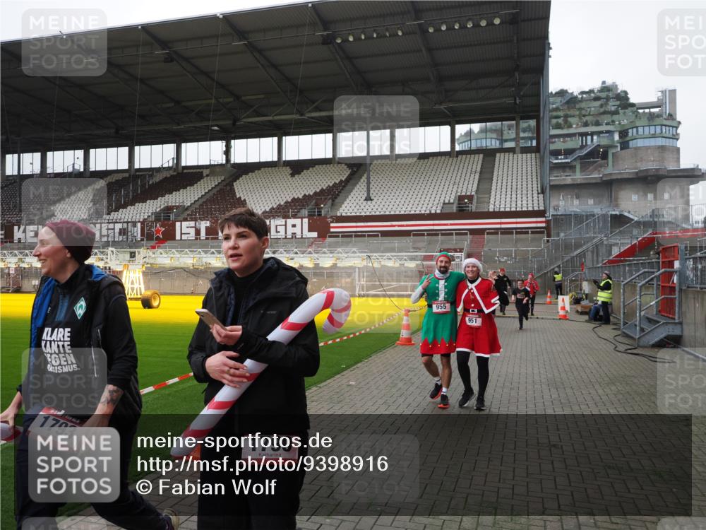 07.12.2025 - St. Pauli X-Mass-Run No. 15 Fabian Wolf http://msf.ph/oto/9398916 07.12.2025 10:56:22 Ziel 951, 955, 1790, 1793, 2170, 4063, 4146 meine-sportfotos.de