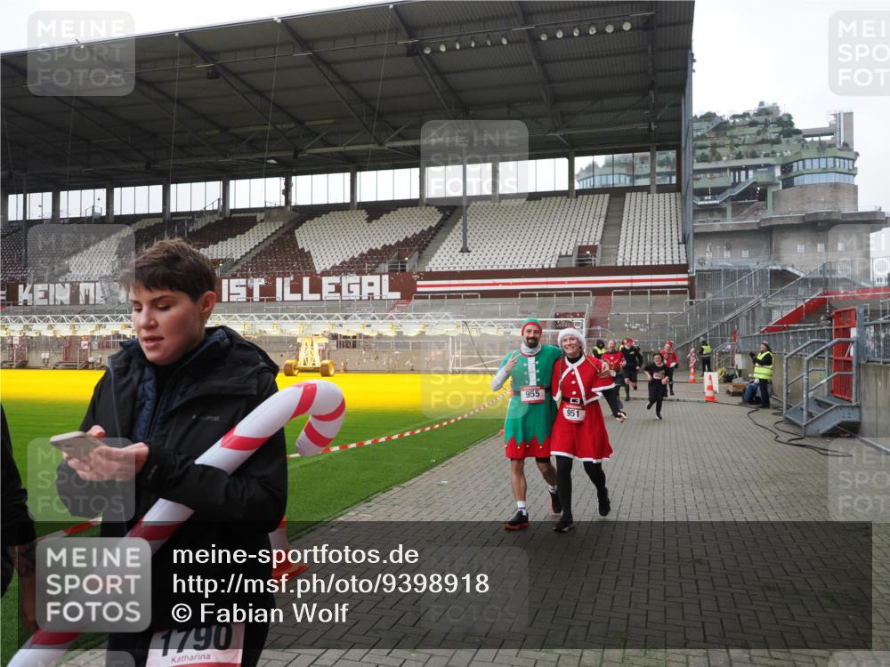 07.12.2025 - St. Pauli X-Mass-Run No. 15 Fabian Wolf http://msf.ph/oto/9398918 07.12.2025 10:56:22 Ziel 951, 955, 1790, 1793, 2170, 4063, 4146 meine-sportfotos.de