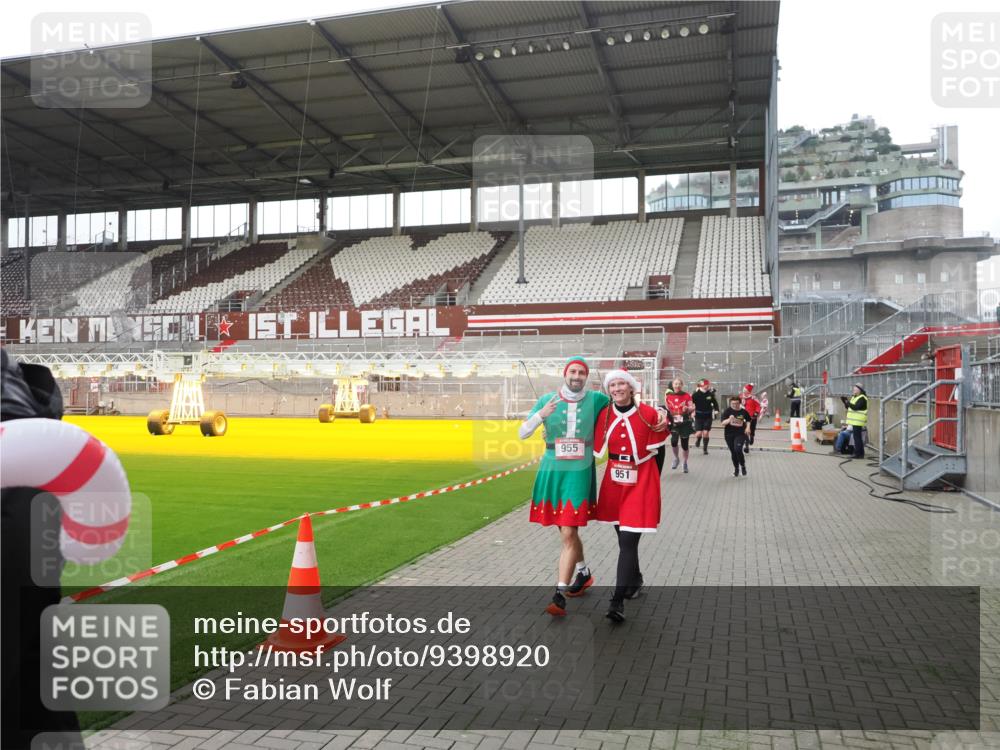 07.12.2025 - St. Pauli X-Mass-Run No. 15 Fabian Wolf http://msf.ph/oto/9398920 07.12.2025 10:56:23 Ziel 951, 955, 1790, 1793, 2170, 4063, 4146 meine-sportfotos.de