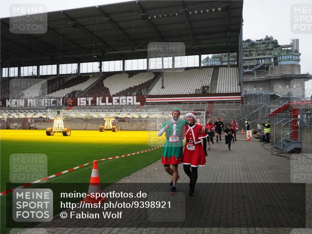 07.12.2025 - St. Pauli X-Mass-Run No. 15 Fabian Wolf http://msf.ph/oto/9398921 07.12.2025 10:56:23 Ziel 951, 955, 1790, 1793, 2170, 4063, 4146 meine-sportfotos.de