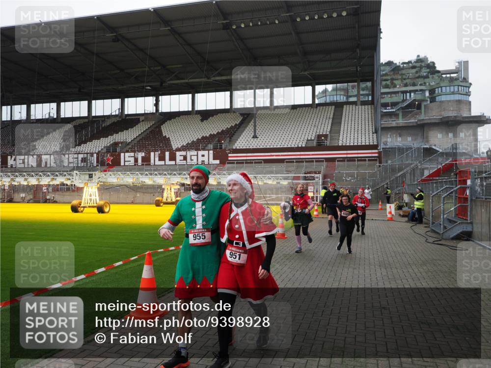 07.12.2025 - St. Pauli X-Mass-Run No. 15 Fabian Wolf http://msf.ph/oto/9398928 07.12.2025 10:56:24 Ziel 951, 955, 1790, 1793, 2170, 4063, 4146 meine-sportfotos.de